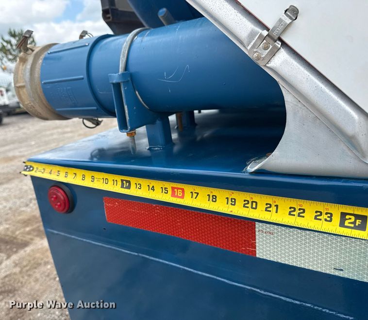 image for item EG5894 2007 Peterbilt 335 tank truck