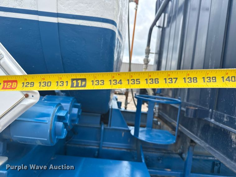 image for item EG5894 2007 Peterbilt 335 tank truck