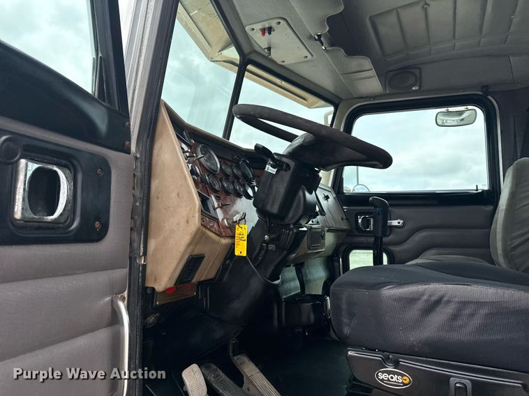 image for item EG5894 2007 Peterbilt 335 tank truck