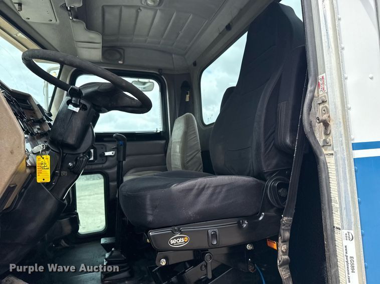 image for item EG5894 2007 Peterbilt 335 tank truck