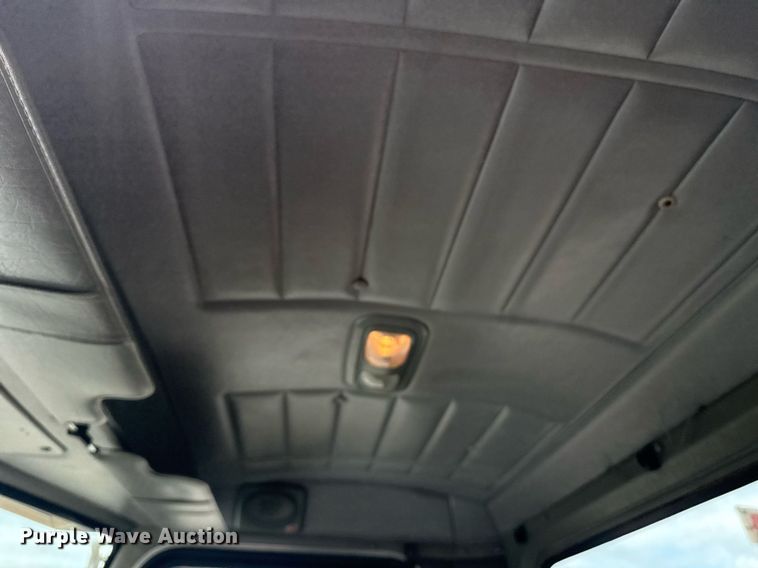 image for item EG5894 2007 Peterbilt 335 tank truck