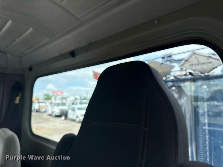 image for item EG5894 2007 Peterbilt 335 tank truck