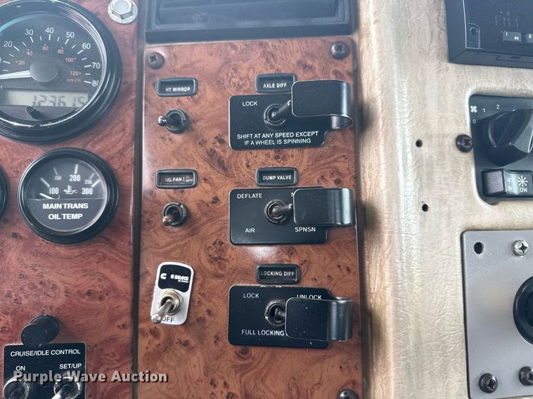 image for item EG5894 2007 Peterbilt 335 tank truck