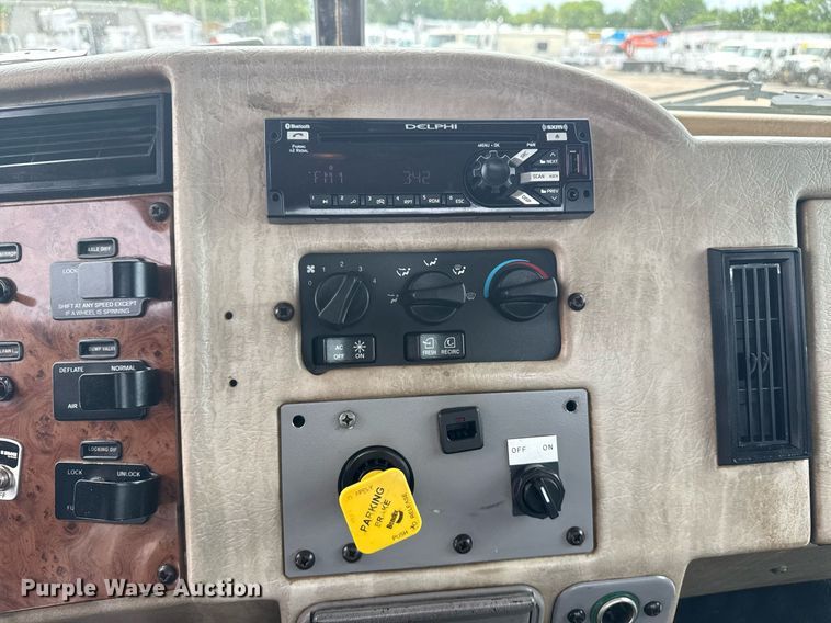 image for item EG5894 2007 Peterbilt 335 tank truck