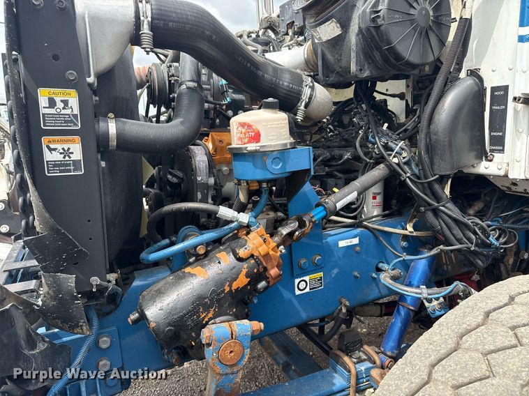 image for item EG5894 2007 Peterbilt 335 tank truck