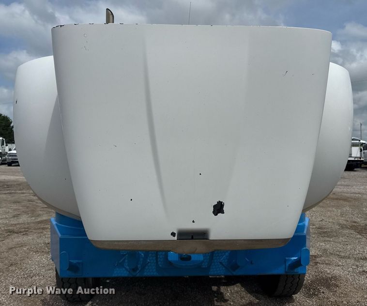 image for item EG5894 2007 Peterbilt 335 tank truck