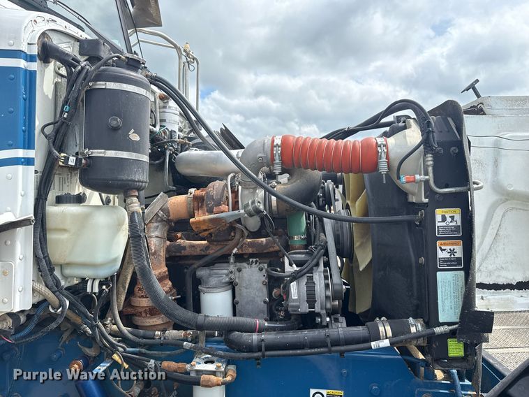 image for item EG5894 2007 Peterbilt 335 tank truck