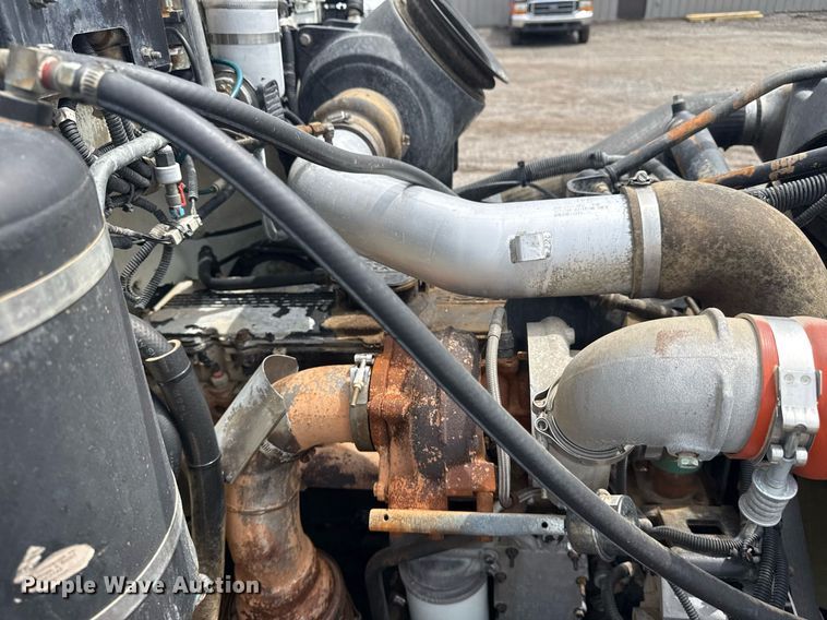 image for item EG5894 2007 Peterbilt 335 tank truck