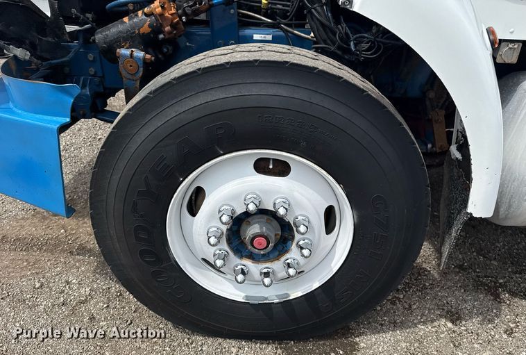 image for item EG5894 2007 Peterbilt 335 tank truck