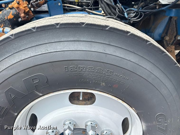 image for item EG5894 2007 Peterbilt 335 tank truck