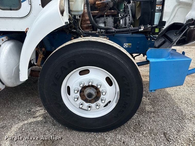 image for item EG5894 2007 Peterbilt 335 tank truck