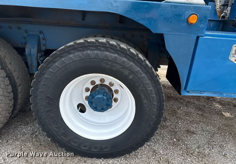 image for item EG5894 2007 Peterbilt 335 tank truck