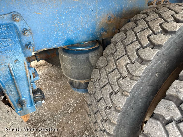 image for item EG5894 2007 Peterbilt 335 tank truck