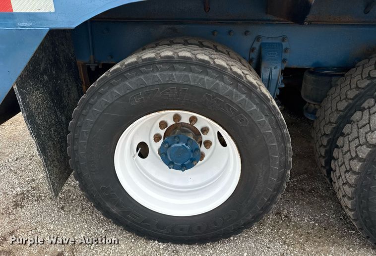 image for item EG5894 2007 Peterbilt 335 tank truck