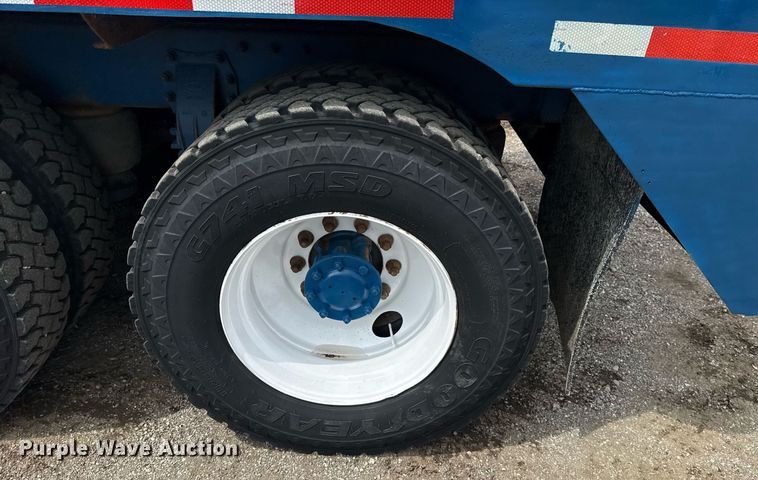 image for item EG5894 2007 Peterbilt 335 tank truck