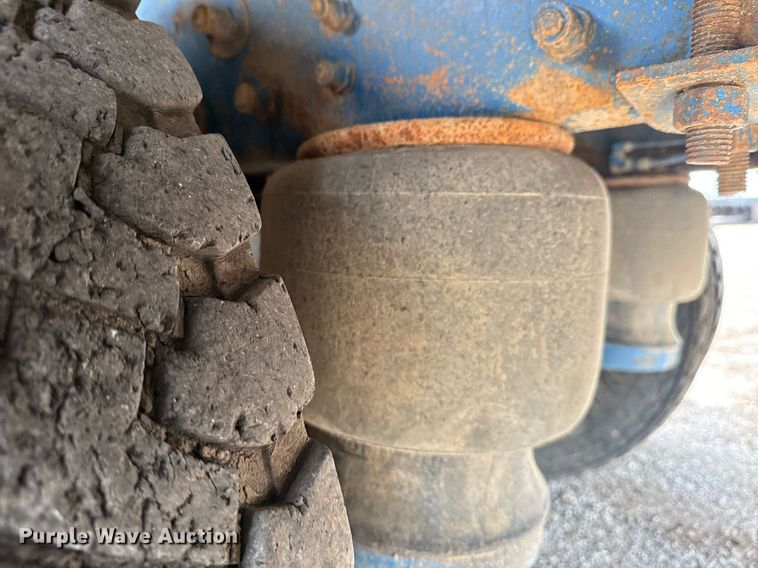 image for item EG5894 2007 Peterbilt 335 tank truck