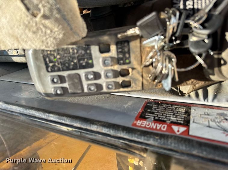 image for item EG6524 1993 John Deere 892E LC excavator