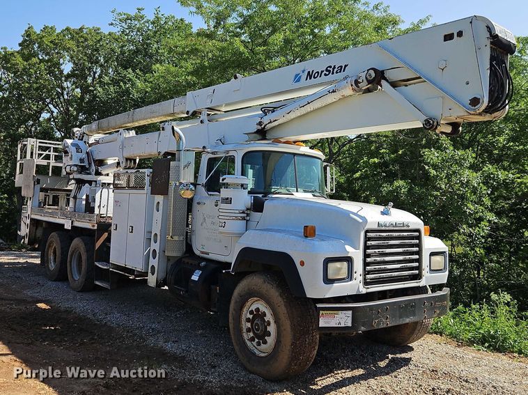 image for item EJ0074 1995 Mack RD bucket truck