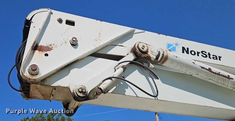 image for item EJ0074 1995 Mack RD bucket truck