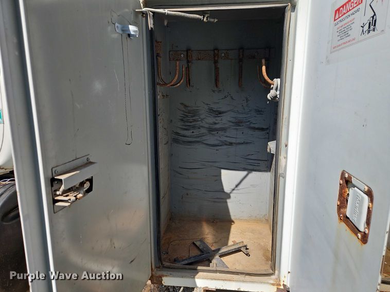 image for item EJ0074 1995 Mack RD bucket truck