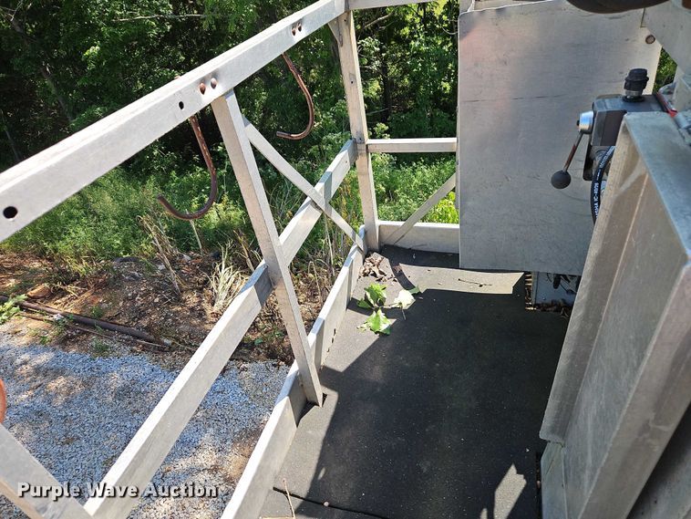 image for item EJ0074 1995 Mack RD bucket truck