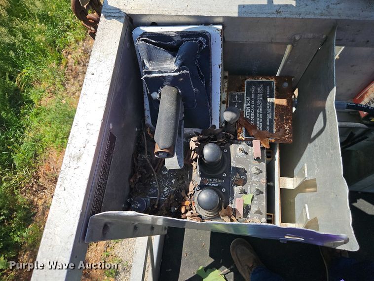 image for item EJ0074 1995 Mack RD bucket truck