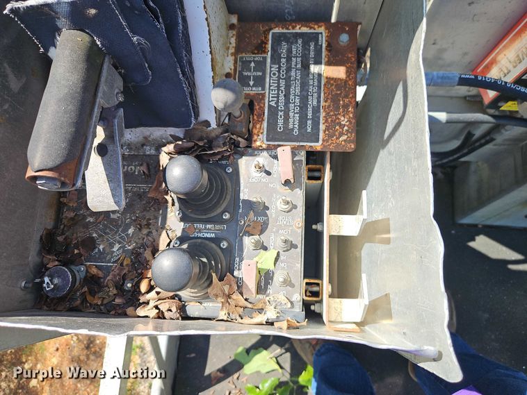 image for item EJ0074 1995 Mack RD bucket truck