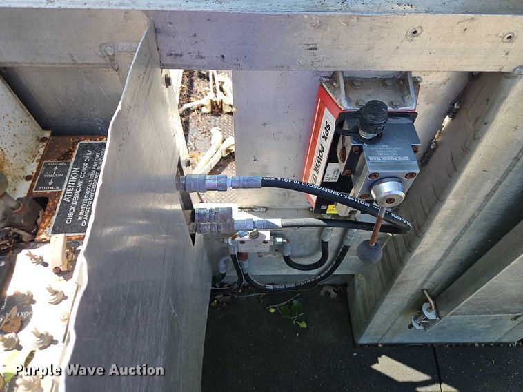 image for item EJ0074 1995 Mack RD bucket truck