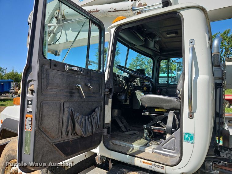 image for item EJ0074 1995 Mack RD bucket truck