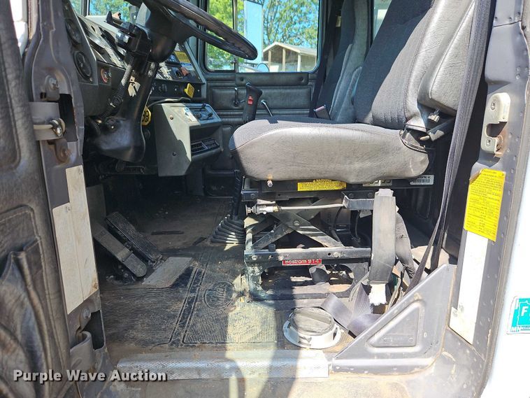 image for item EJ0074 1995 Mack RD bucket truck