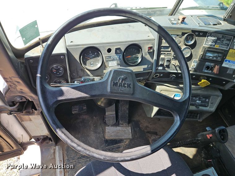 image for item EJ0074 1995 Mack RD bucket truck