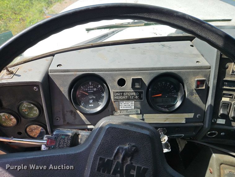 image for item EJ0074 1995 Mack RD bucket truck