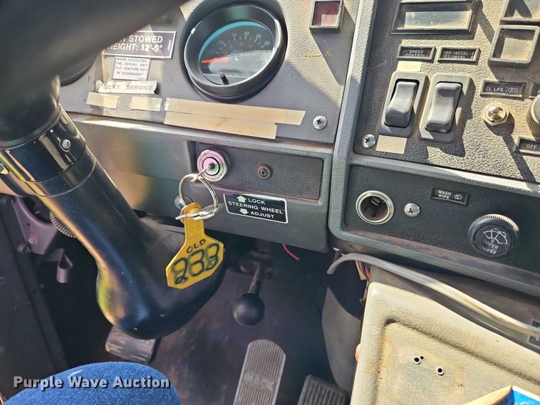 image for item EJ0074 1995 Mack RD bucket truck