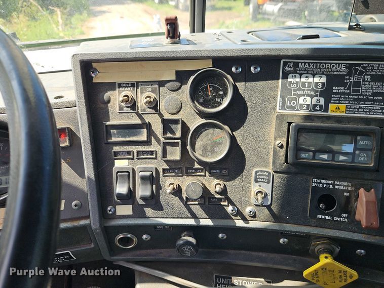 image for item EJ0074 1995 Mack RD bucket truck