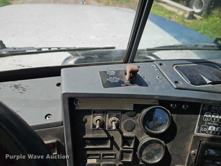 image for item EJ0074 1995 Mack RD bucket truck