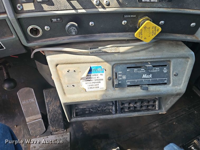 image for item EJ0074 1995 Mack RD bucket truck