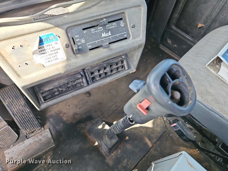 image for item EJ0074 1995 Mack RD bucket truck