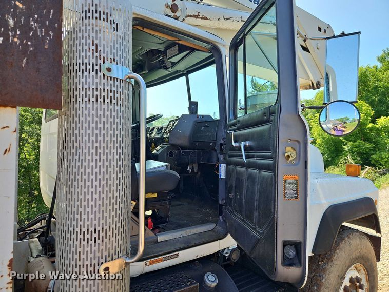 image for item EJ0074 1995 Mack RD bucket truck