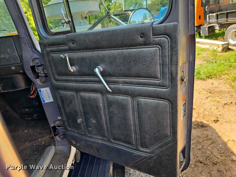 image for item EJ0074 1995 Mack RD bucket truck