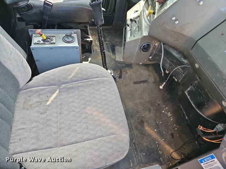 image for item EJ0074 1995 Mack RD bucket truck