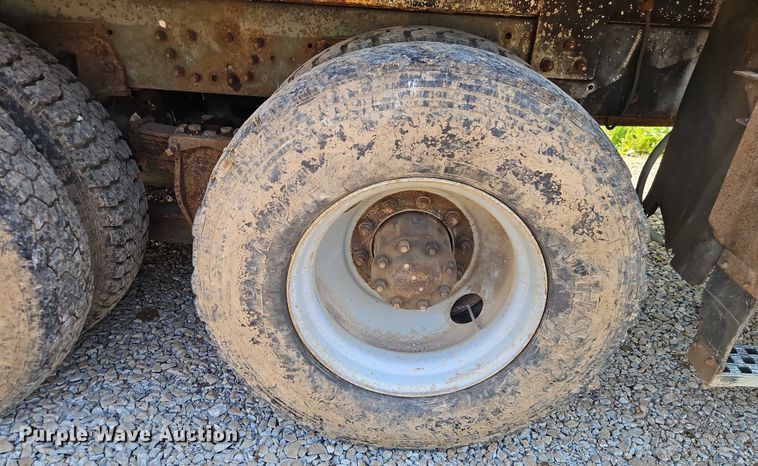 image for item EJ0074 1995 Mack RD bucket truck