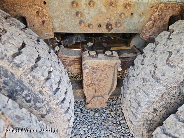 image for item EJ0074 1995 Mack RD bucket truck