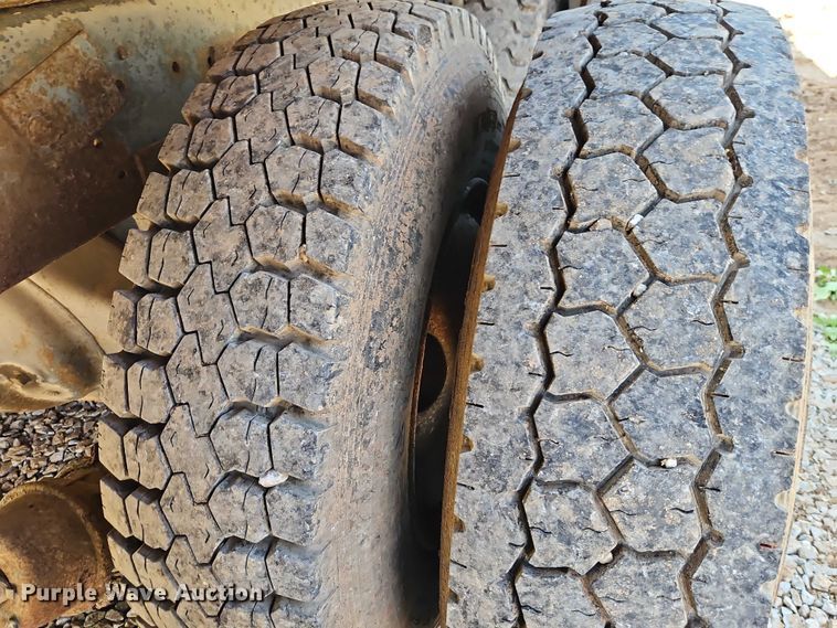 image for item EJ0074 1995 Mack RD bucket truck