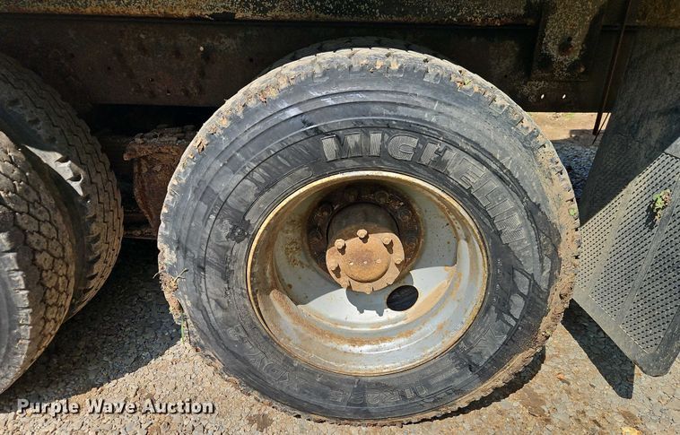 image for item EJ0074 1995 Mack RD bucket truck