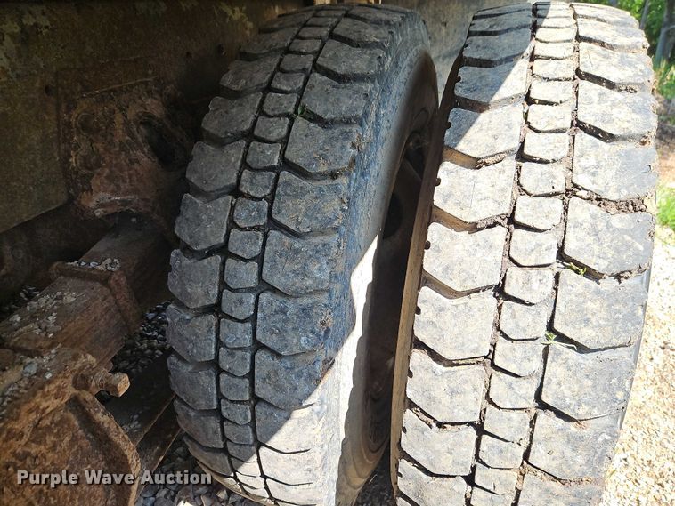 image for item EJ0074 1995 Mack RD bucket truck