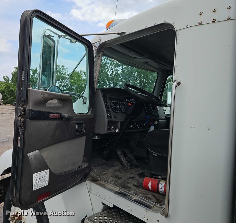 image for item EJ0086 2008 Kenworth T300 flatbed truck