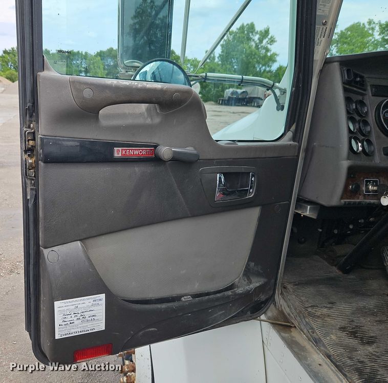 image for item EJ0086 2008 Kenworth T300 flatbed truck