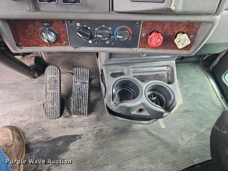 image for item EJ0086 2008 Kenworth T300 flatbed truck