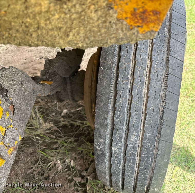 image for item EJ3830 1987 Etnyre MU10TND oil distributor trailer