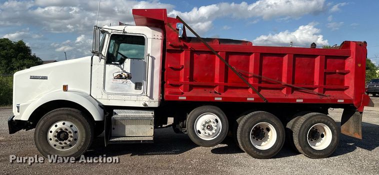 image for item EJ4620 2001 Kenworth T800 dump truck